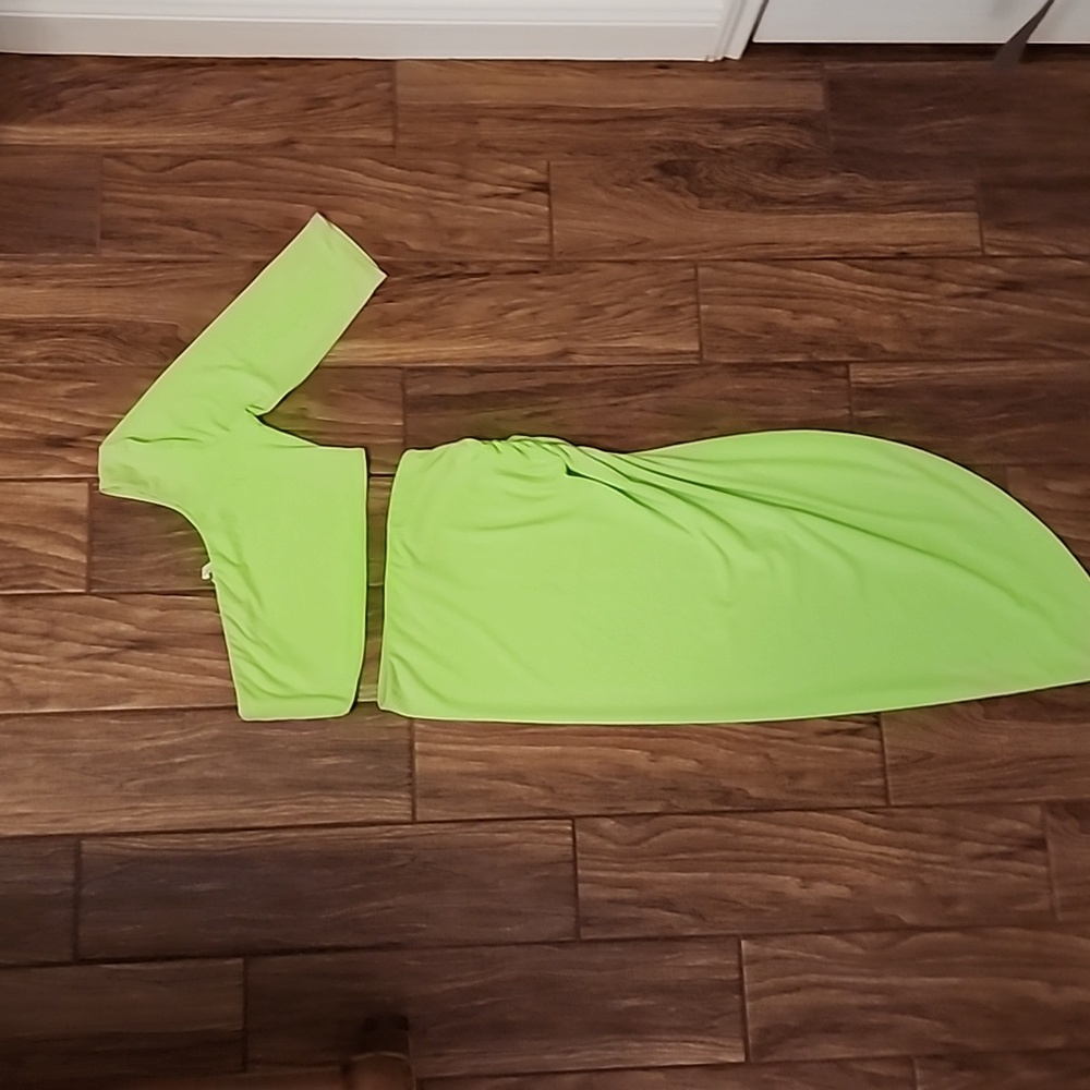 VENUS NEON GREEN 2 PIECE CROP TOP SKIRT SET SIZE M